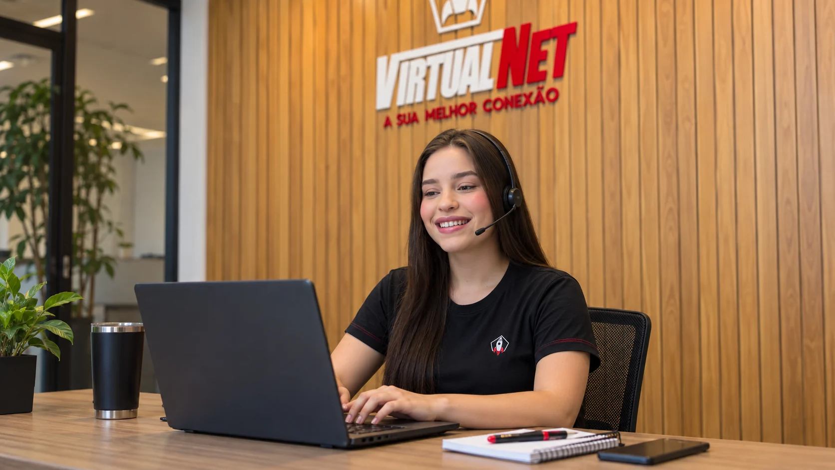 Atendente da VirtualNet prestando suporte no escritório